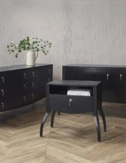 Anabella Console Table -VIAN Furniture Shop 20210728 FallStudioLifestyle1287 SITECROP 77747f51 50b4 4bc6 a1fc 8e773f1973e0